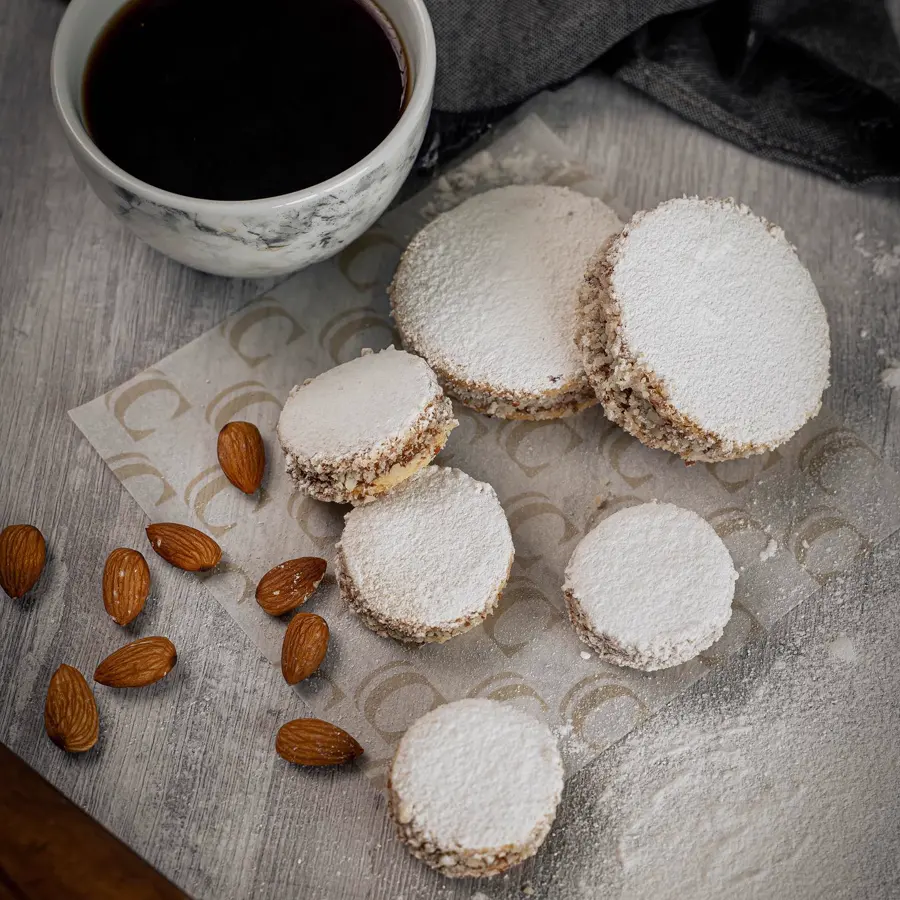 Alfajor Caramell junto a una taza de café