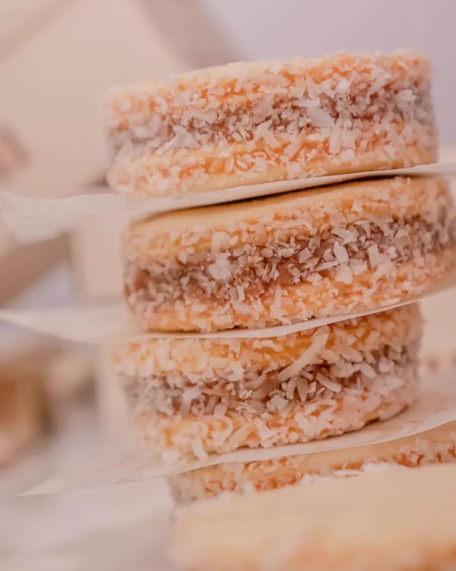 Alfajores tradicionales de coco apilados