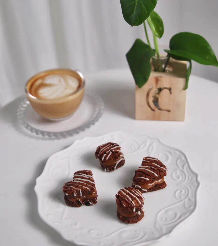 Alfajores de brownie rellenos de arequipe