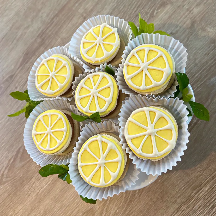 Alfajores personalizados decorados como rodajas de limón