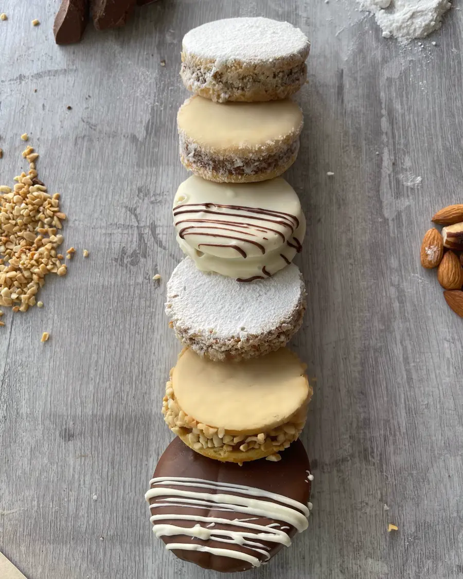Alfajores surtidos: con azúcar, glaseados, chocolate blanco, maní y chocolate