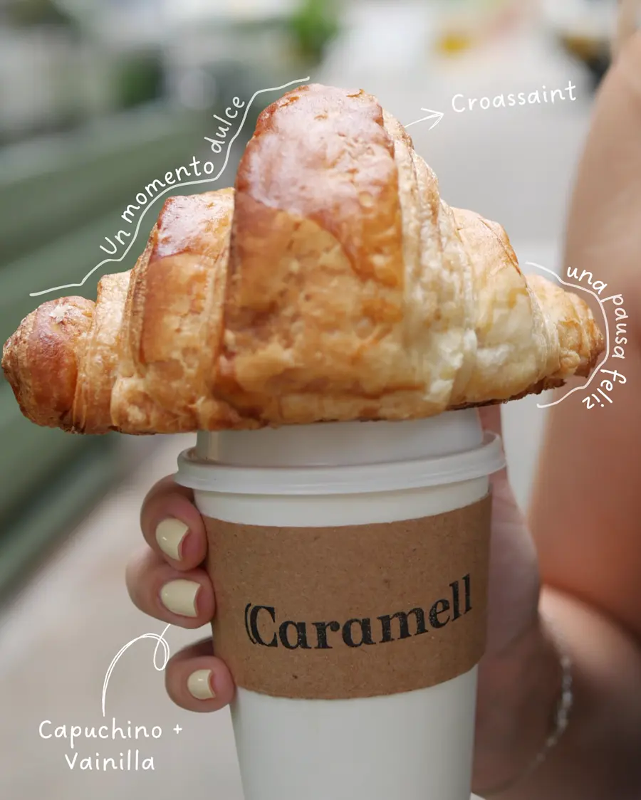 Croissant sobre un vaso de capuchino Caramell