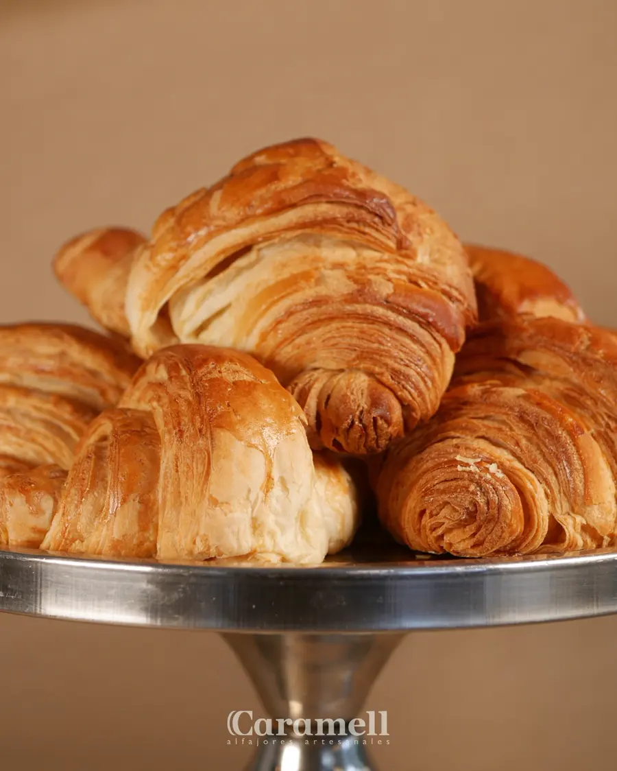 Croissants artesanales dorados en una base