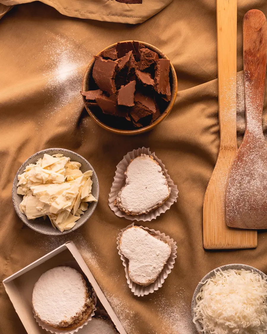 Ingredientes de los alfajores: chocolate, chocolate blanco, coco y alfajores en forma de corazón
