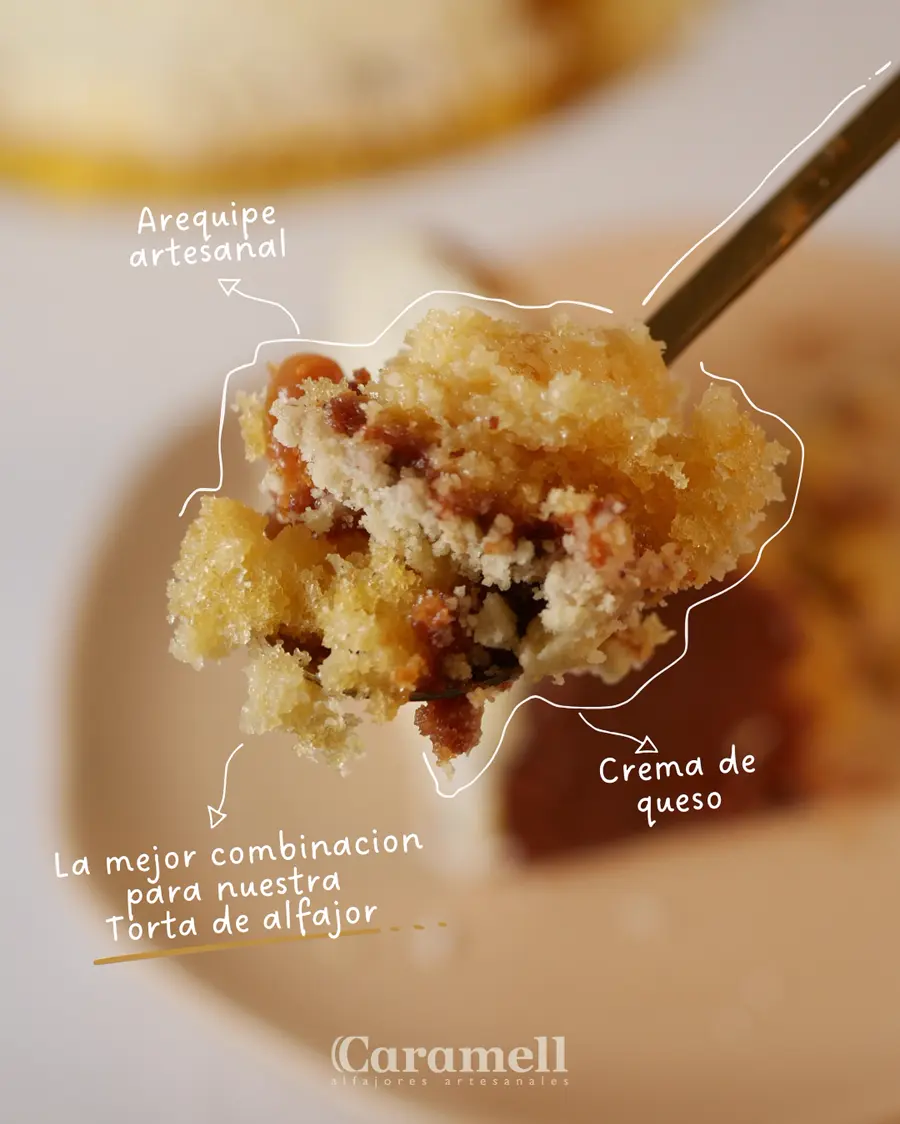 Cucharada de torta de alfajor con arequipe artesanal y crema de queso